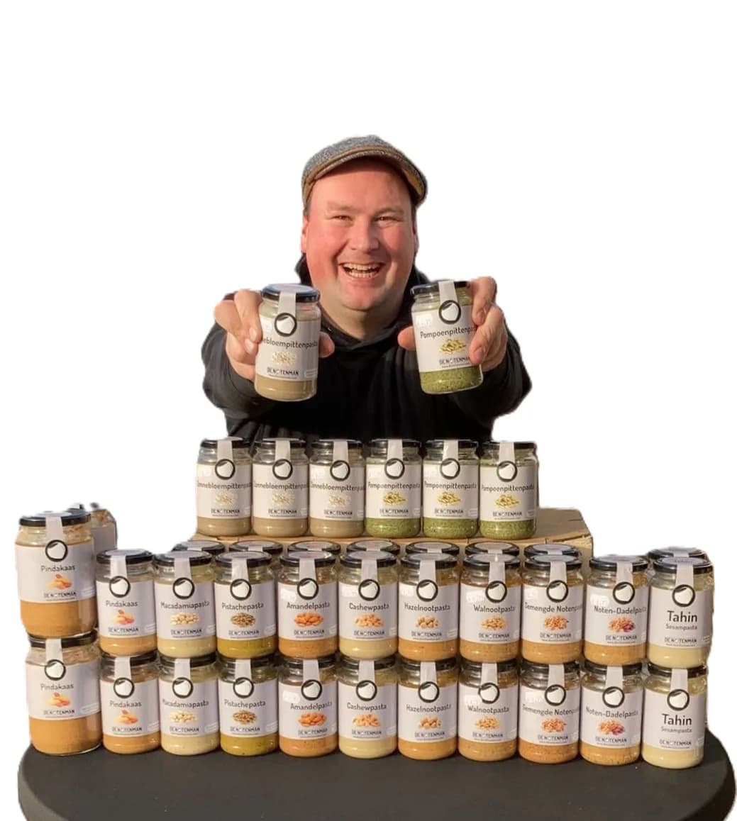 Fedor met een uitgebreide selectie potten noten- en pittenpasta.
