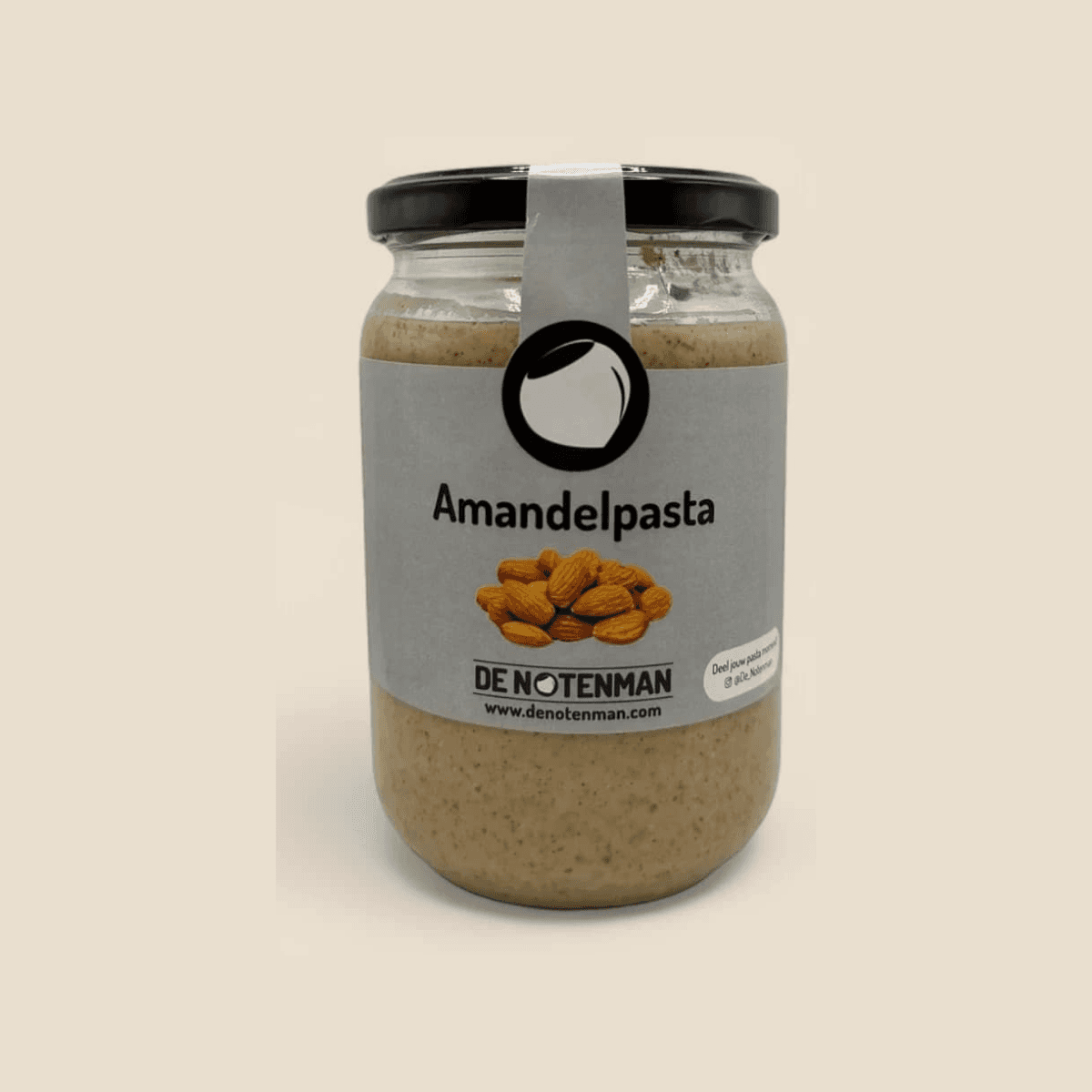 Glazen pot amandelpasta met zwart deksel en etiket van De Notenman