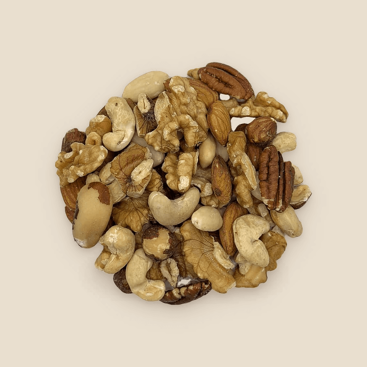 Hoopje ongebrande gemengde noten, zoals cashewnoten, amandelen en walnoten