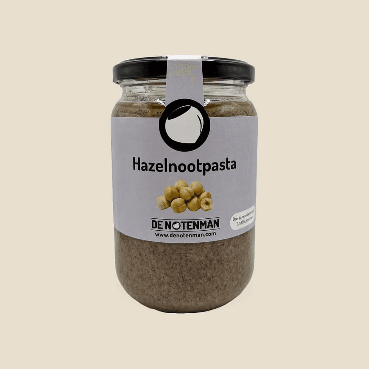 Glazen pot hazelnootpasta met etiket van De Notenman