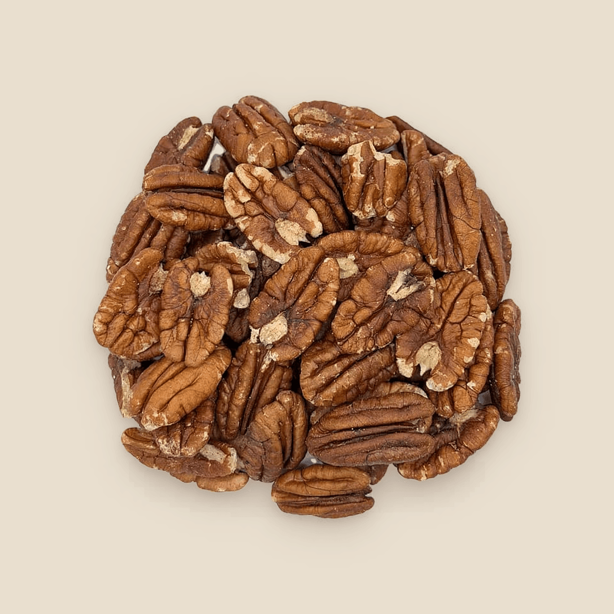 Hoopje ongebrande pecannoten op een lichte achtergrond