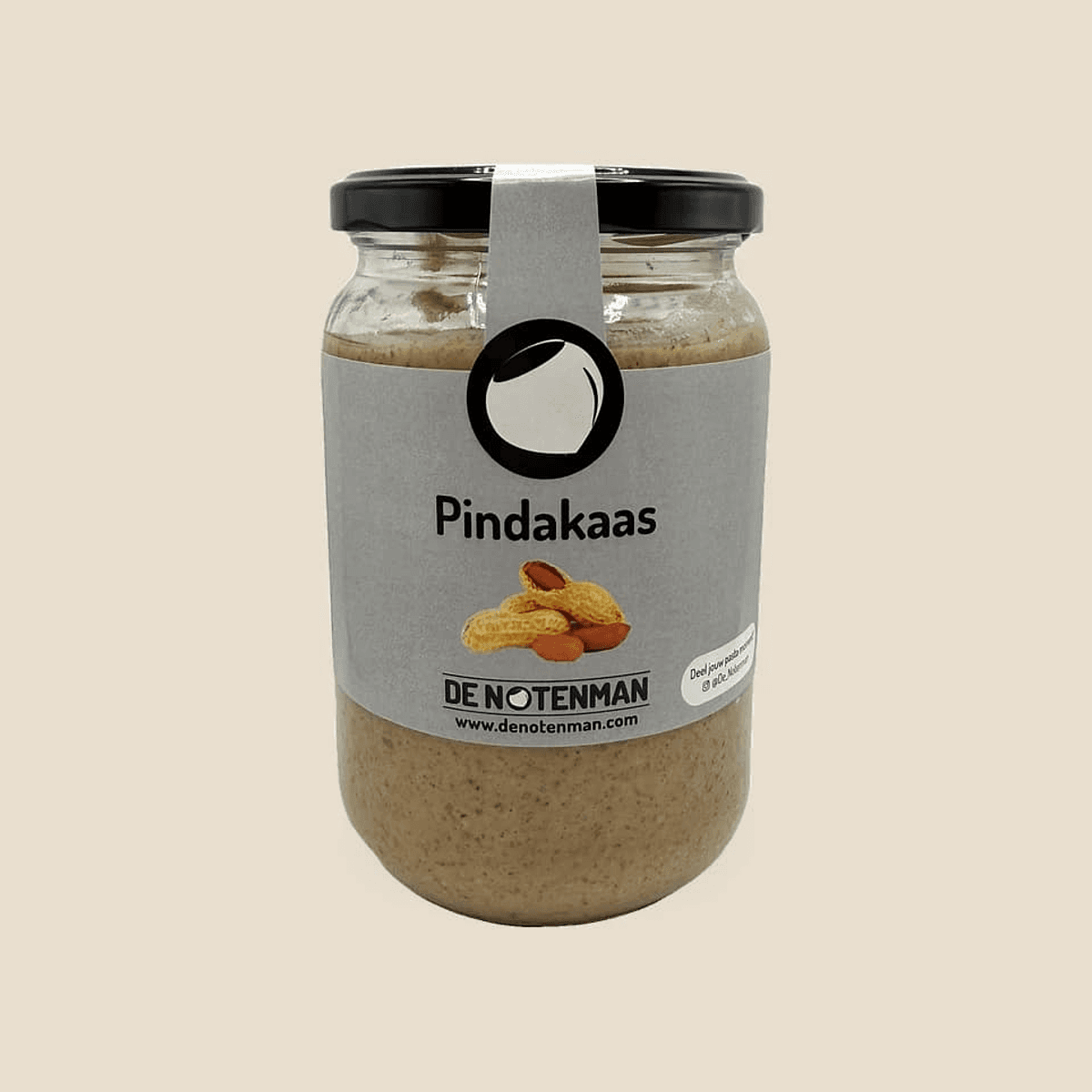 Glazen pot pindakaas met etiket van De Notenman