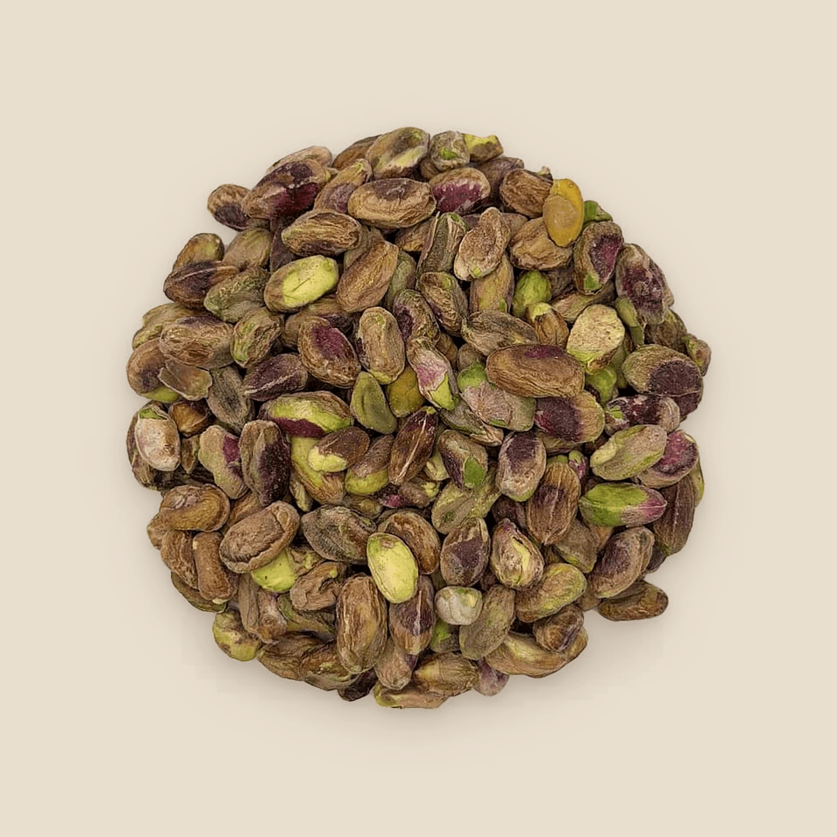 Gepelde ongebrande pistachenoten op een hoopje, op een lichte achtergrond