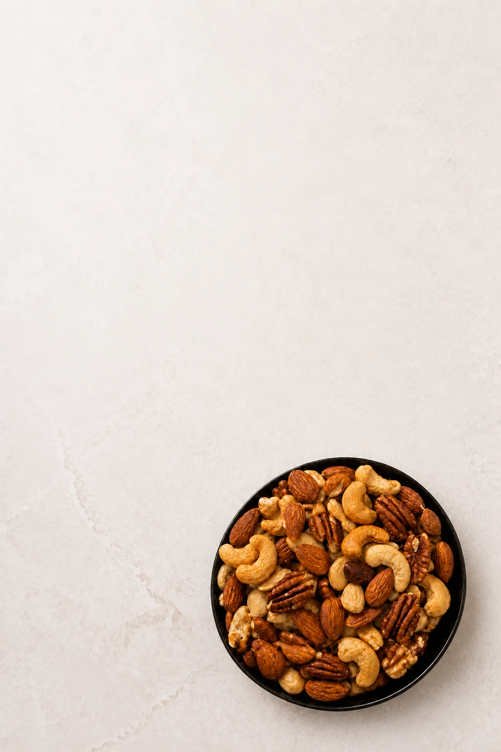 Kom met amandelen, cashewnoten, pecannoten en andere gemengde noten